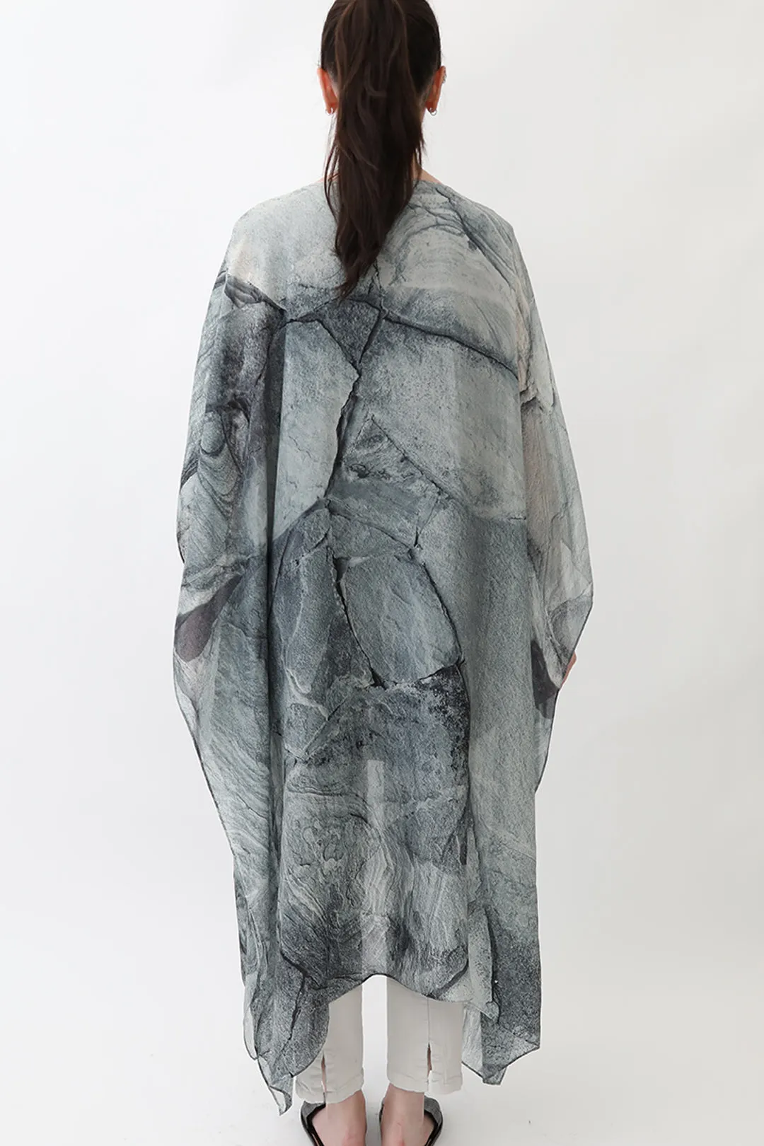 FREYA SILK KAFTAN IN PRINTED ITALIAN SILK VOILE STONEY GREY